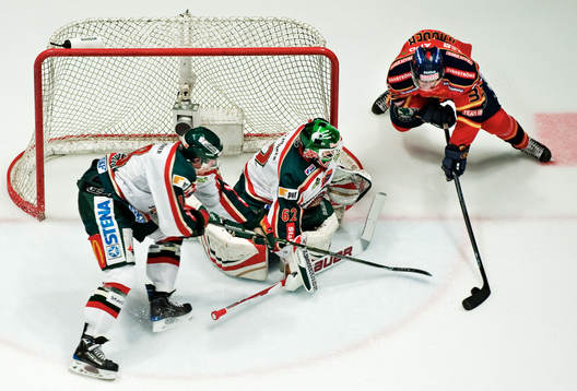 Marcus Krüger, Djurgården, rundar målet och skjuter mot