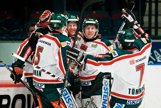 Tomi Kallio, Frölunda, gratuleras till sitt 0-1-mål. Jubel