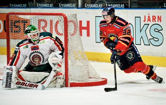 Marcus Krüger, Djurgården, avancerar mot Sebastian Idoff,