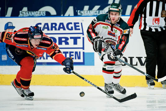 Andreas Engqvist, Djurgården, vräker sig fram mot pucken