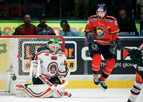 Jacob Josefson, Djurgården, hoppar över pucken som går