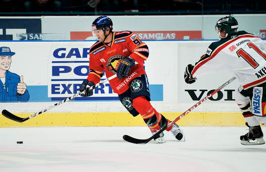 Michael Zigomanis, Djurgården, har kontroll på pucken