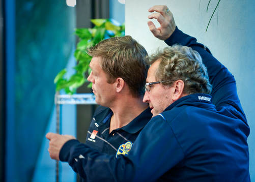 Erik Hamrén, förbundskapten pratar med Marcus Allbäck,