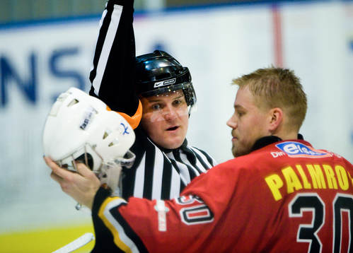 På med hjälmen, säger domare till Jani Palmroos,