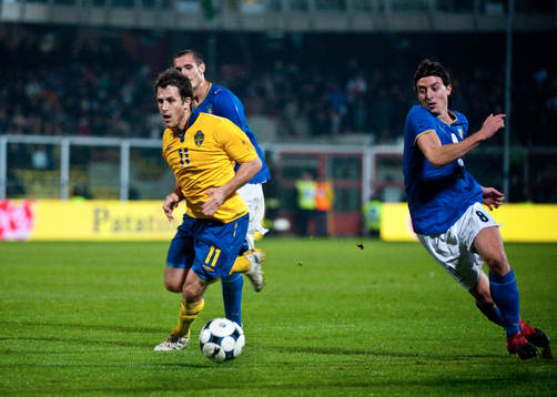 Tobias Hysén, Sverige tar sig förbi Montolivo, Italien