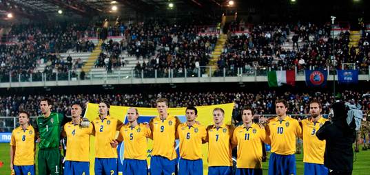 Sverige ställer upp för nationalsången med armarna runt
