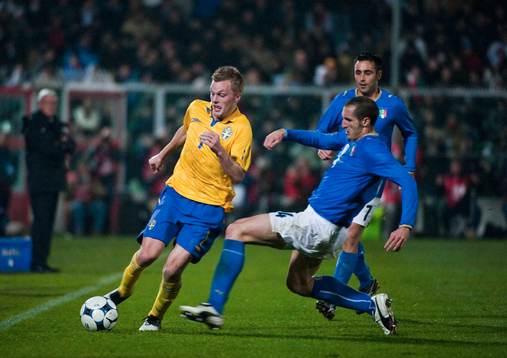 Sebastian Larsson, Sverige försöker runda Chiellini,
