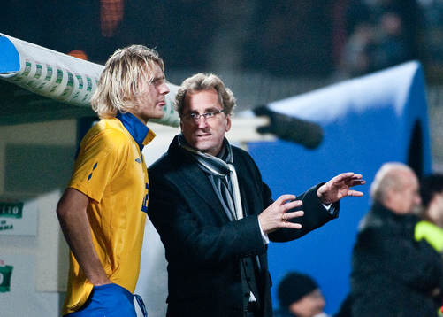 Erik Hamrén, förbundskapten Sverige instruerar Ola