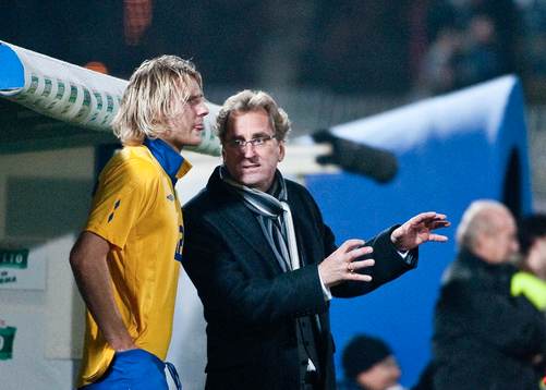Erik Hamrén, förbundskapten Sverige instruerar Ola