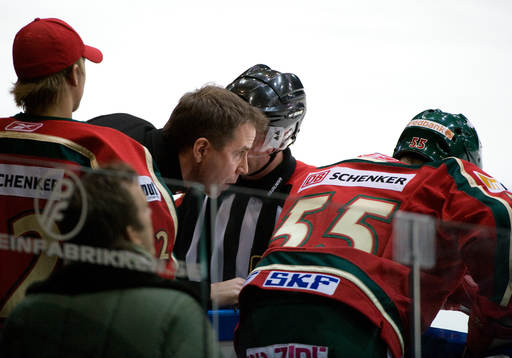 Ulf Dahlén, tränare  snackar med domaren om det
