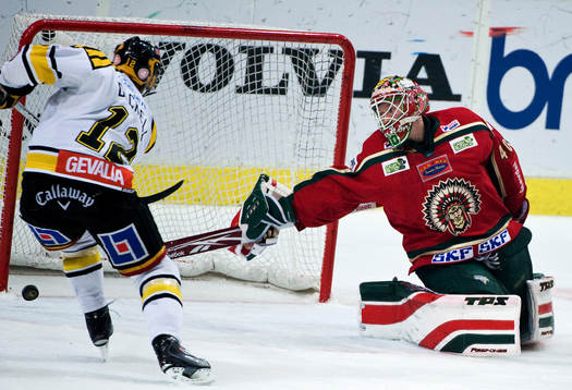Andreas Dackell, Brynäs, gör 2-1. Johan Holmqvist,