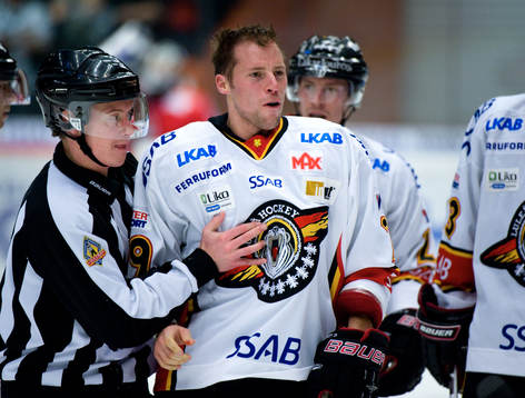 Chris Abbott, Luleå har just blivit tacklad och är