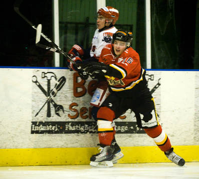 Niklas Lindquist, Osby, trycker till en Tyringe-spelare