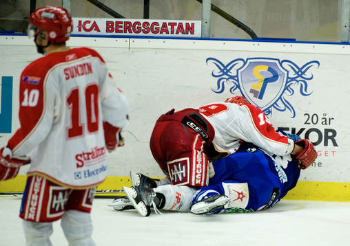 Ron Pasco, Troja tacklar Nicklas Johansson, Sundsvall i