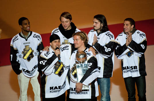 AIK Fotboll firas för sitt guld. Dogge Doggelito pratar