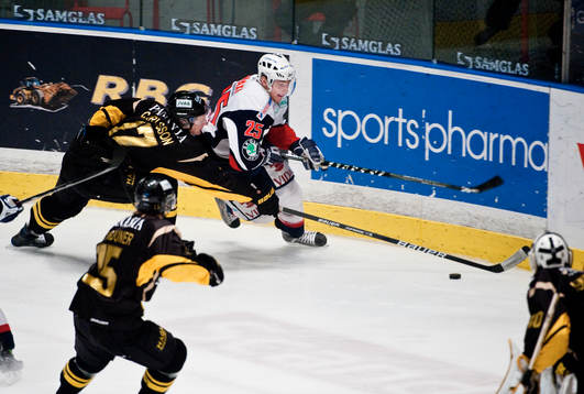 Anton Hedman, Växjö, rundar AIKs försvar