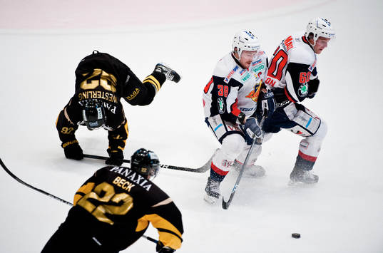Jonas Westerling, AIK stoppas av Johan Markusson och Erik