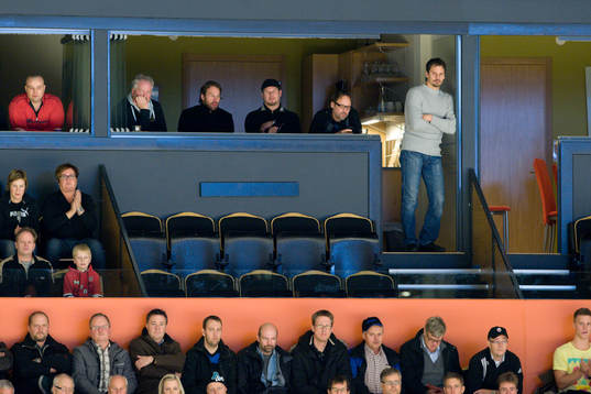 Peter Forsberg sitter i publiken