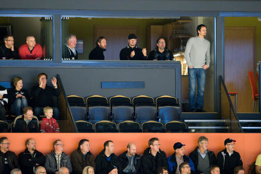 Peter Forsberg sitter i publiken