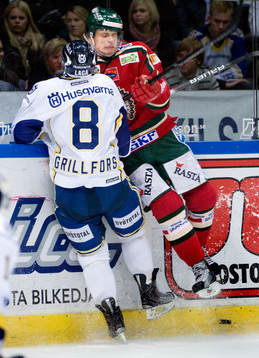 Daniel Grillfors, HV71, tacklas av Christian Bäckman,