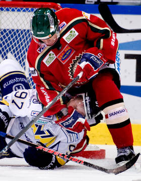 Per Ledin, HV71, brottas ned av Kristian Kudroc, Frölunda