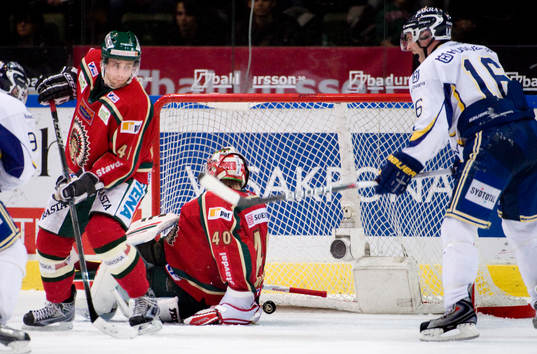 Oscar Hedman, Johan Holmqvist, målvakt, Frölunda, pucken