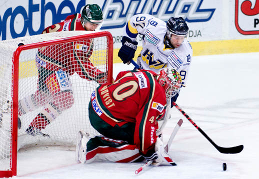 Philip Larsen, Frölunda,  tappar pucken till Per Ledin,