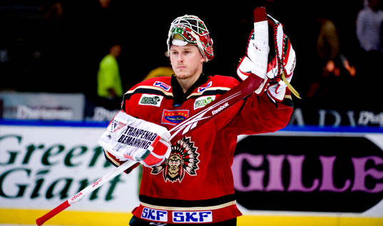Johan Holmqvist, målvakt, Frölunda, tackar publiken