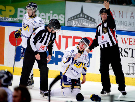 Adam Almquist, HV71, fick en skridsko på hakan och blödde