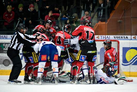 Stök framför Niklas Svedberg, Målvakt Modo