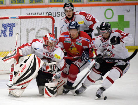 Teemu Kesä, Kim Staal, Växjö, rensar framför Erik