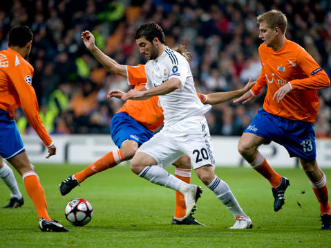 Gonzalo Higuain, Madrid går förbi Zurich försvar