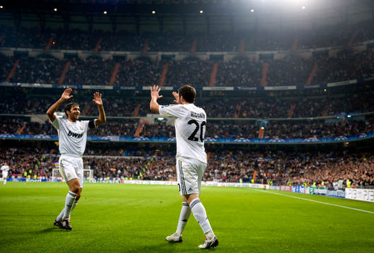 Gonzalo Higuain, Madrid gör 1-0. Jubel med Raul