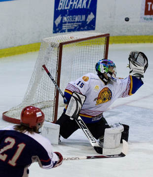 Linus Jönsson, Hässleholm, skjuter men Anton Olssons