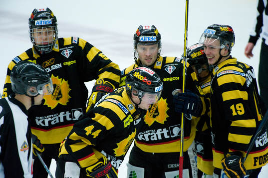 Tim Erixon, Skellefteå, tvåmålsskytt omgiven av