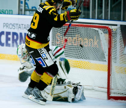 Fredrik Warg, Skellefteå, trycker in pucken bakom
