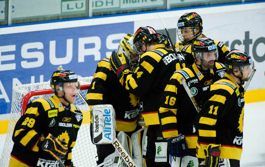 Tim Erixon, Skellefteå, klappar om Andreas Hadelöv,