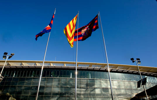 Flaggor utanför Camp Nou