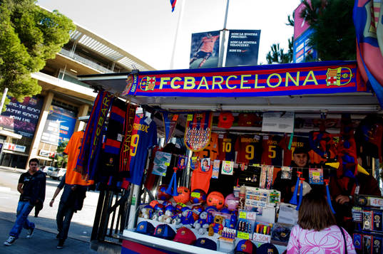 Souvenirförsäljning utanför Camp Nou