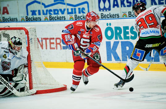 Linus Klasen, Södertälje, dribblar bakom mål