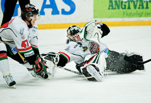 Niklas Svedberg, målvakt, Modo, i ett utsatt läge