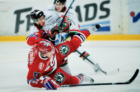 Mats Zuccarello Aasen, Modo, drar ner Julian Jakobsen,