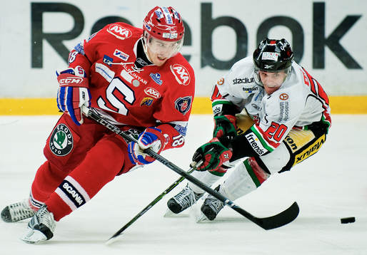 Linus Videll, Södertälje, trycker pucken förbi Oscar