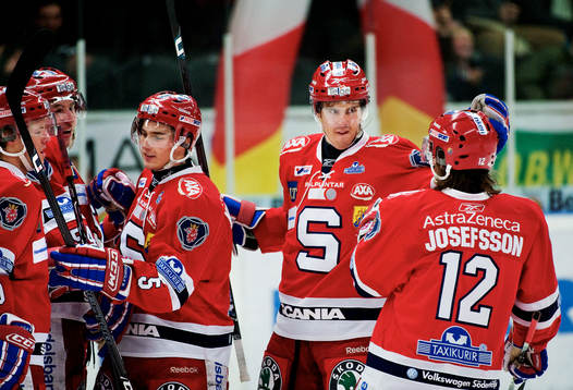 Linus Videll, Södertälje, gratuleras till sitt 3-2-mål