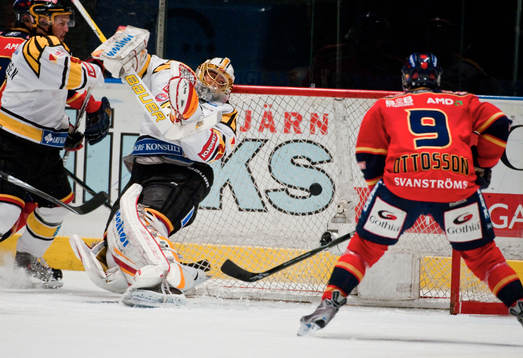 Eddie Läck, målvakt, Brynäs, tappar kontrollen på