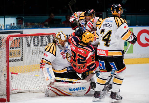 Marcus Krüger, Djurgården, trycks till framför Eddie
