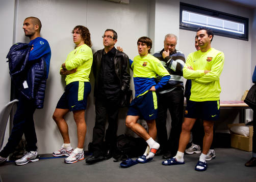 Pep Guardiola, Carles Puyol, Bojan och Xavi lyssnar på