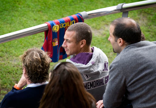 Henrik Larsson besökte barcelonas anläggning och satt och