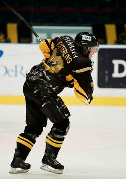 Jonas Westerling, AIK, fick en hård smäll och haltade av