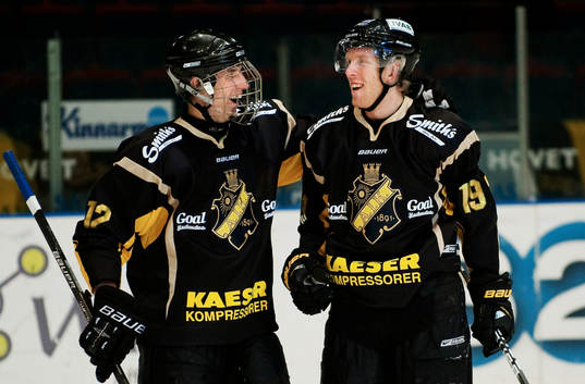 Patrik Nemeth gratulerar Tobias Ericsson, AIK, till